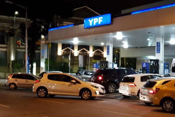 Ante la falta de gasoil, en Argentina cobran más caro el litro de combustible a vehículos con chapa extranjera