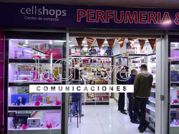 Venden agua en lugar de perfumes a turista brasileña - La Clave