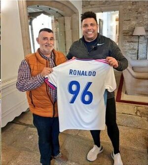 El Compostela regala a Ronaldo una camiseta con el número 96 - El Independiente