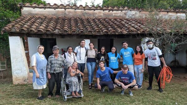 Jóvenes piden ayuda para una pareja de abuelitos