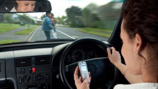 PELIGROS DE CONDUCIR CON EL CELULAR EN LA MANO - La Voz del Norte