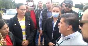 La Nación / Quisieron politizar entrega de ambulancia y fueron recibidos con lluvia de reclamos