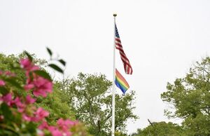 Bandera LGBTQI+ flamea en la Embajada de Estados Unidos en Paraguay - Nacionales - ABC Color