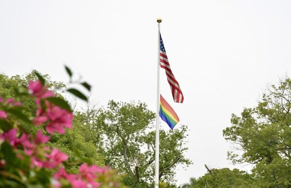 Bandera LGBTQI+ flamea en la Embajada de Estados Unidos en Paraguay - Nacionales - ABC Color