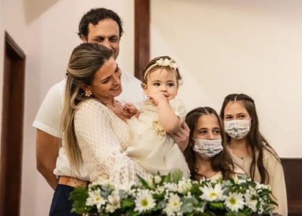 La tercera hija de Paola Maltese ya es cristiana - Gente - ABC Color