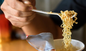 Se divorció de su esposa porque le cocinaba fideos instantáneos todos los días