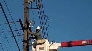ANDE repone energía eléctrica y alumbrados públicos en barrios periféricos
