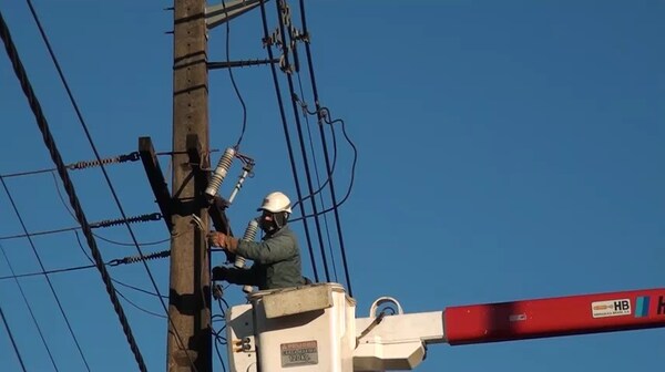 ANDE repone energía eléctrica y alumbrados públicos en barrios periféricos