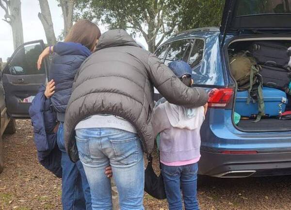 Crónica / Pareja de alemanes se entregó a la Policía con las dos niñas