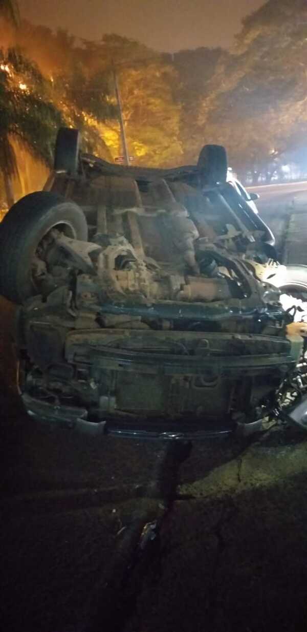 Distraída con el celular vuelca y destroza su vehículo - La Clave
