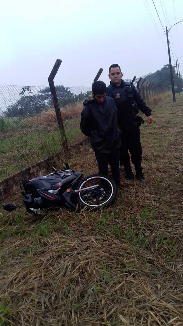 A balazos guardia obliga a delincuente a abandonar moto robada - La Clave