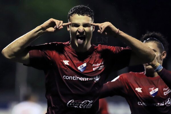 Estaba para salir, se despidió de sus compañeros, pero al final se queda en el club