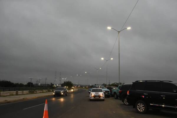 Crónica / Colocaron los cables bien altos en la Costanera para joder a los ladrones