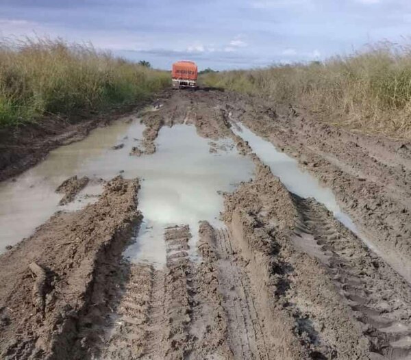 Itacuá: Pésimo estado del camino deja aislados a pobladores