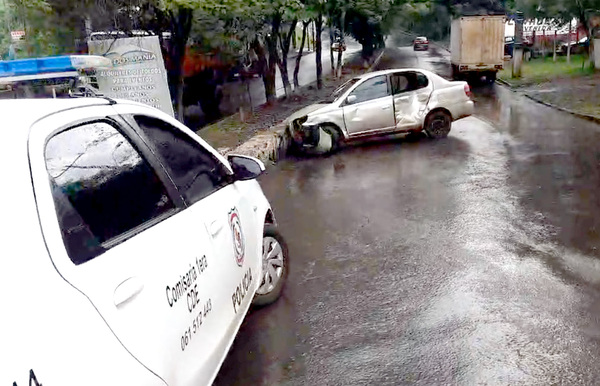 Bandido robó G. 10 mil de una mujer, pero en su huida chocó y reventó su auto - La Clave