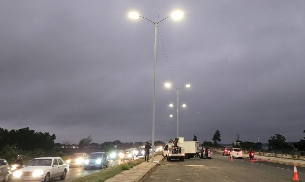 Reponen luces en la Costanera Norte