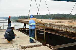 Puente de la Integración: Ya colocaron 28 dovelas en ambas márgenes del río Paraná - La Clave