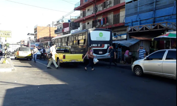 Niña de 7 años muere arrollada por micro en el Mercado 4 - OviedoPress