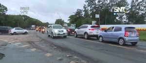Tape Tuja: Una avenida minada de baches en Luque - SNT