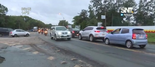 Tape Tuja: Una avenida minada de baches en Luque - SNT