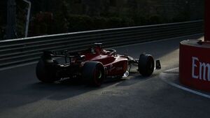 Charles Leclerc adelante en el segundo libre de Azerbaiyán