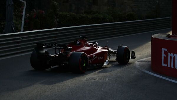 Charles Leclerc adelante en el segundo libre de Azerbaiyán