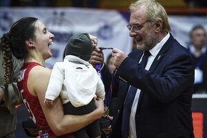 ¡Logró campeonato tras 6 meses después de haber dado a luz!