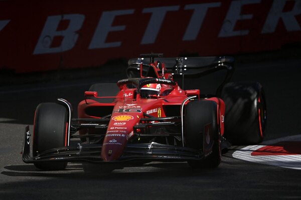 Leclerc cierra el viernes liderando las libres en las calles de Bakú