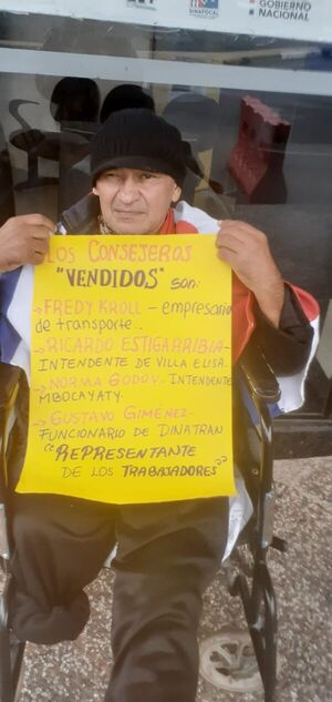 Chofer se encadena para exigir indemnización  - Nacionales - ABC Color