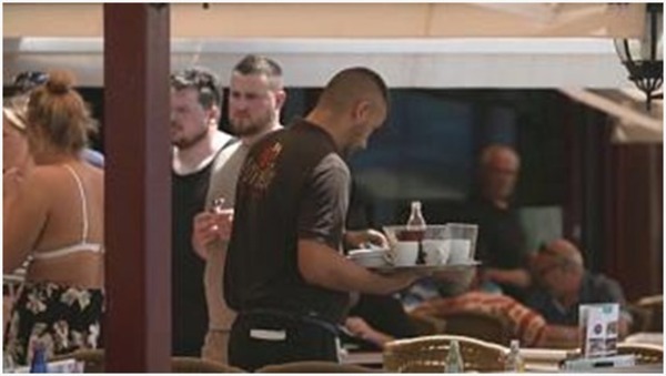 Se necesitan decenas de miles de camareros a las puertas del verano en España | 1000 Noticias