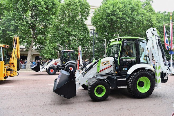 Los primeros desfiles de excavadoras JCB de hidrógeno del mundo para la reina de Inglaterra