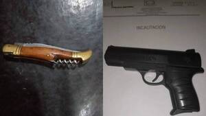 Crónica / Policía incautó un cuchillo y una pistola de juguete en dos coles de Itapúa