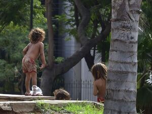 Niños indígenas pasan frío en la Plaza de Armas por decisión de sus líderes, afirman Niñez y el INDI - Nacionales - ABC Color