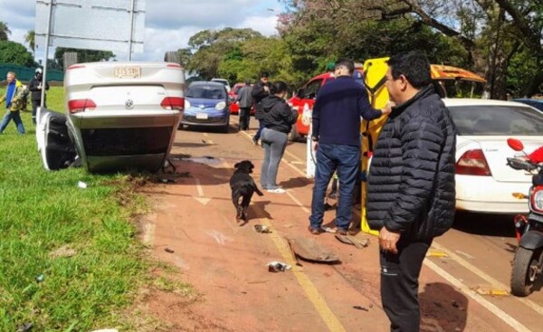 Funcionario de Itaipú involucrado en choque y vuelco en Hernandarias
