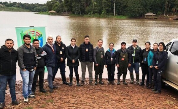 Siembran 6.000 alevines en el lago Acaray, en la Costanera de CDE