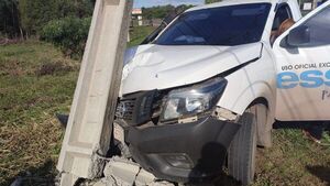 Camioneta de la Essap terminó en una columna de la ANDE