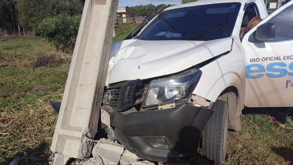 Camioneta de la Essap terminó en una columna de la ANDE