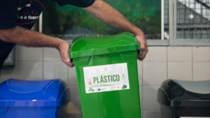 Habilitan la primera prensa de basura para reciclaje en colegio capitalino