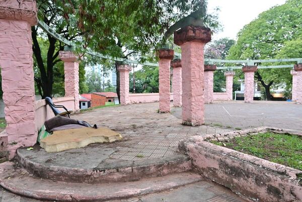 Plazas olvidadas por Nenecho: Solo mendigos se atreven a usar peligroso espacio “público” - Nacionales - ABC Color