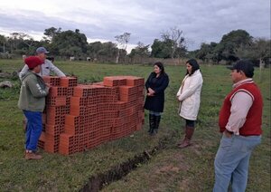 Primeros 1.000 ladrillos para madre que vive bajo carpa