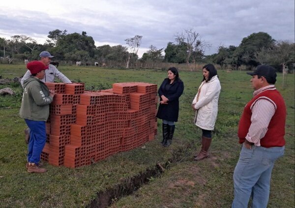 Primeros 1.000 ladrillos para madre que vive bajo carpa