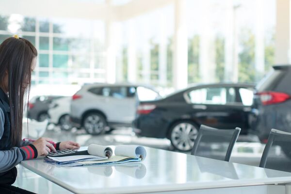 Desplome en venta de coches en Rusia y nuevo récord de inflación en EEUU, entre los destacados de la semana - MarketData