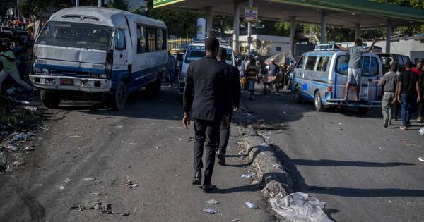 La Nación / Haití: pandillas secuestran a 38 pasajeros de minibuses