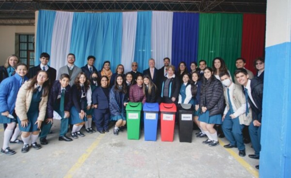 Alumnos usan prensa de basura para selección y reciclaje de residuos