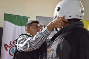 Agencia de Tránsito distribuyó 50 cascos a motociclistas de Areguá