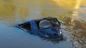 Hombre muere tras caer al agua con su vehículo - Noticiero Paraguay