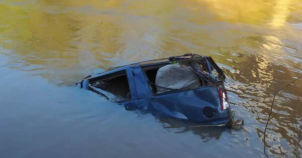 La Nación / Conductor pierde la vida tras caer a un arroyo en Itapúa