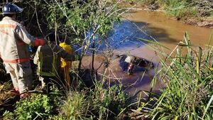 Dos ocupantes de un vehículo mueren tras caer a un arroyo 