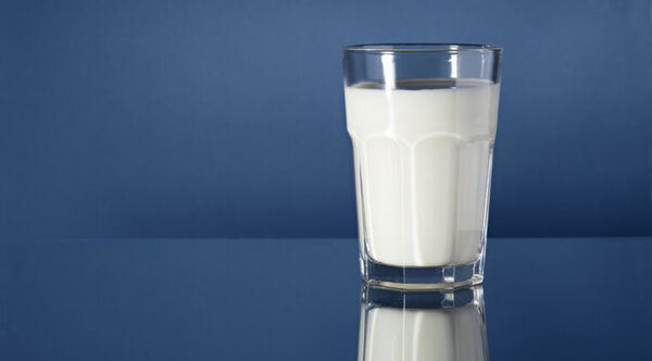 Estudio sugiere que consumo diario de leche de vaca aumenta riesgo de cáncer de próstata
