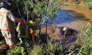 Dos ocupantes de un automóvil fallecen tras caer a un arroyo